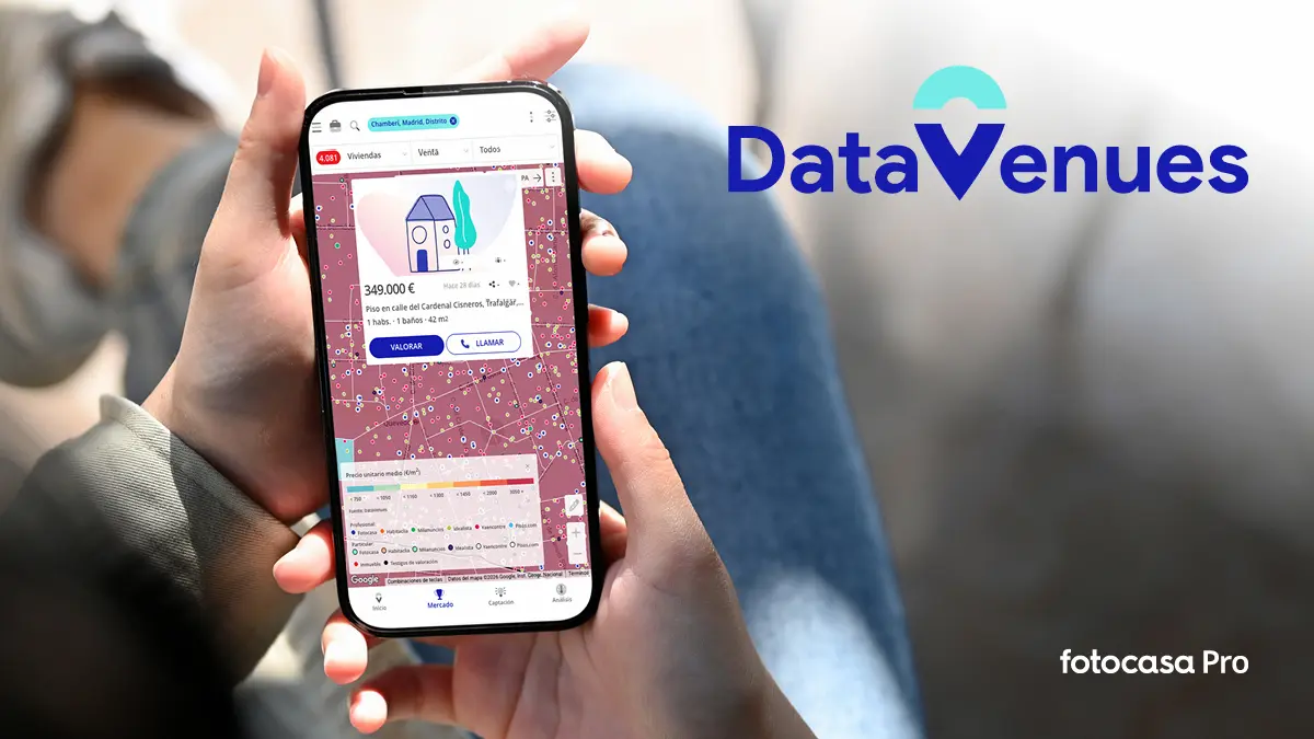 Vista de DataVenues con mapa inmobiliario en un dispositivo, sin rostros
